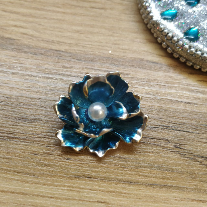 Брошь-кулон Гвоздичка голубая с белой каймой металл золотистый
