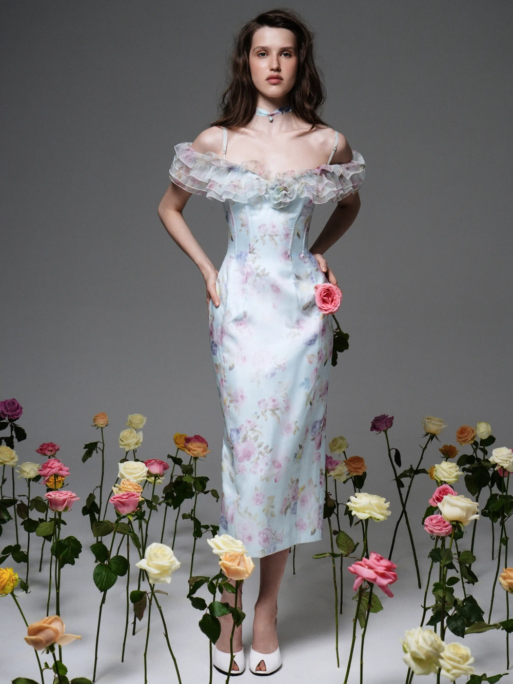 Мэй миди (May midi), платье миди из голубой органзы с цветочным принтом, с рюшами и розой