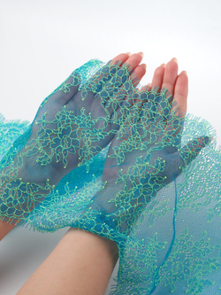 Кружево шантильи тихоокеанский синий с нитью лимон-лайм неэластичное ширина 22 см длина 1.45 м