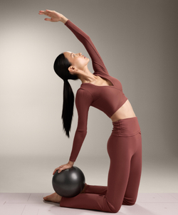 OYSHO Брюки-клеш Comfortlux с драпированной талией и высокой посадкой, линялый махагон