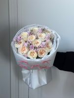 Букет из одноголовых пионовидных роз и маттиолы