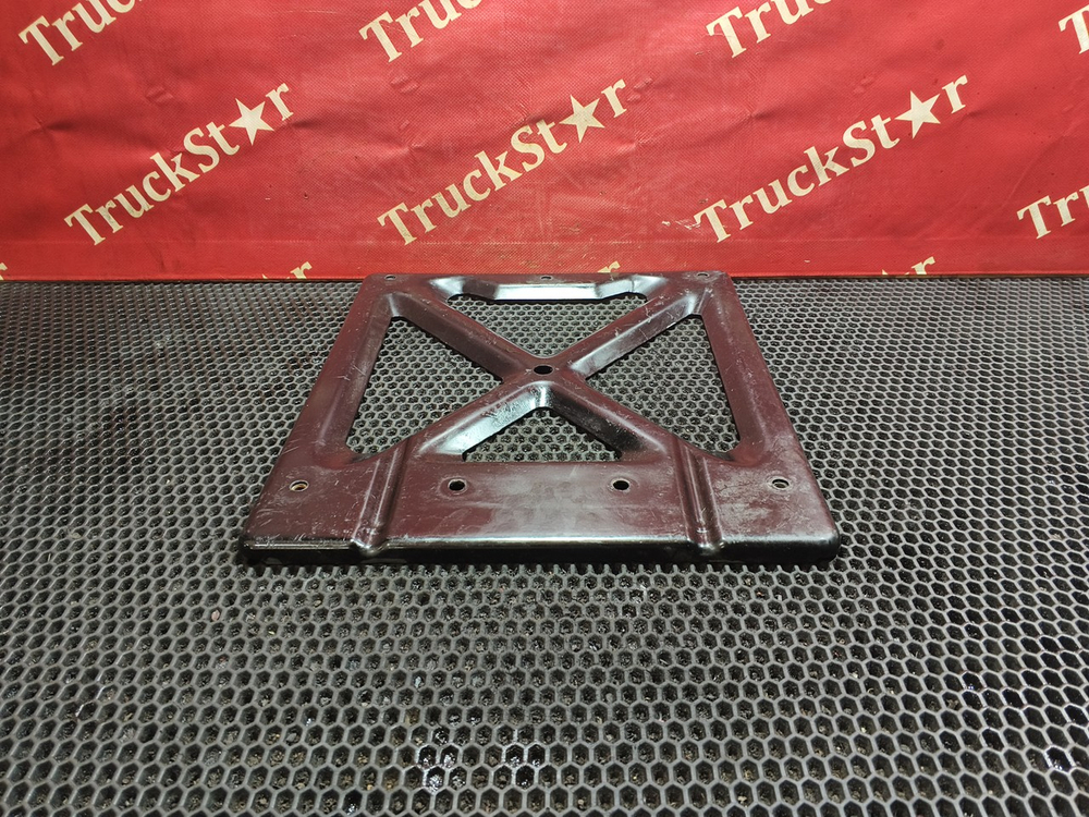 Кронштейн крыла переднего