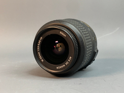 Nikon D3000 Kit 18-55mm 15.600 кадров