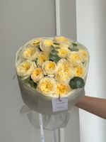 Моно букет из кустовой пионовидной розы и эвкалипта