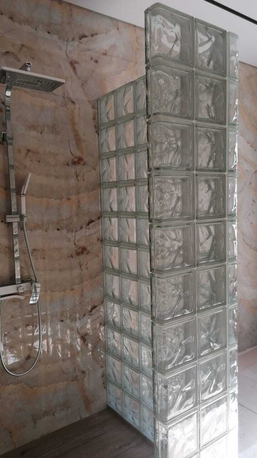 Фото Стеклоблок бесцветный волна Vitrablok 19х19х8  в интерьере