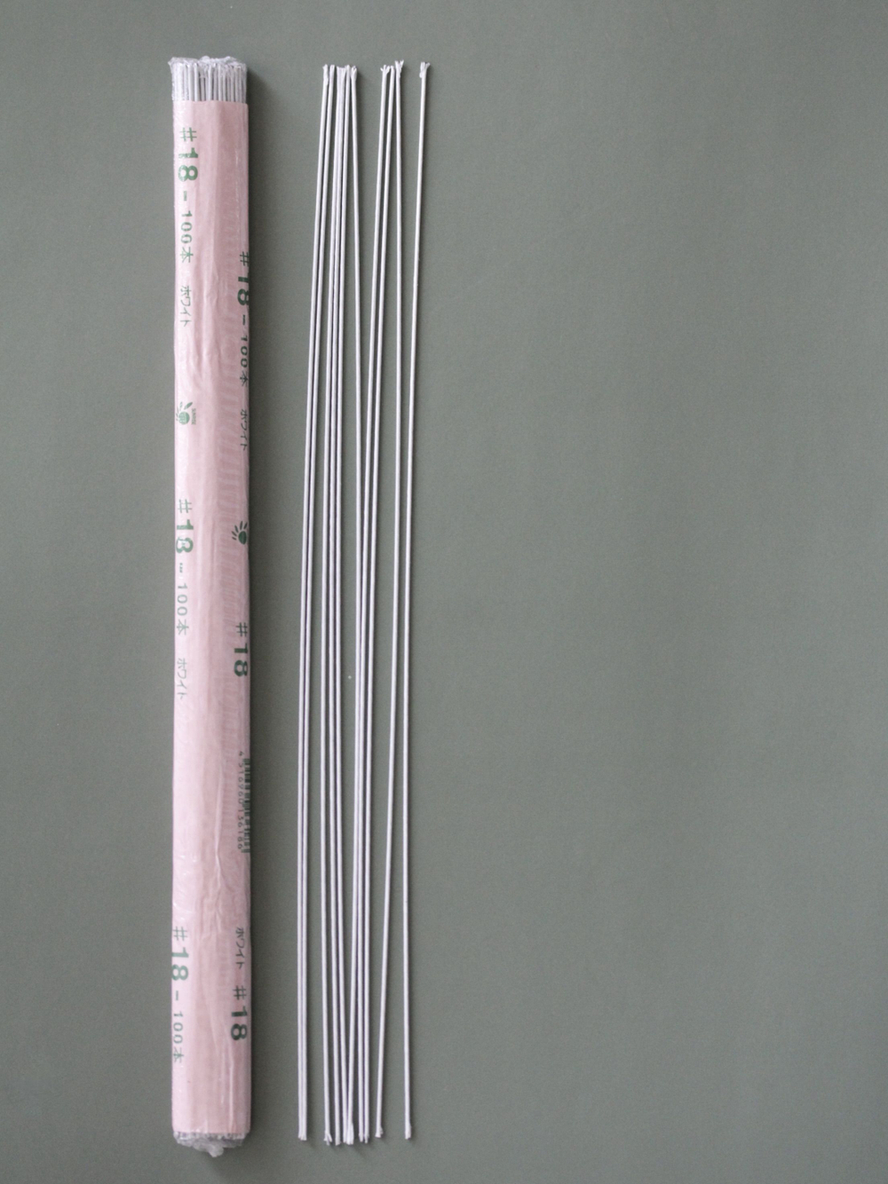 Проволока Белая в тейп ленте японская для цветов толстая №18, 100 шт.