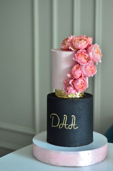 Торт черный с розовым с цветами  №1060