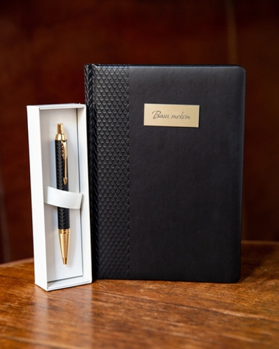 Подарочный набор с гравировкой с ручкой Parker IM Premium Black GT