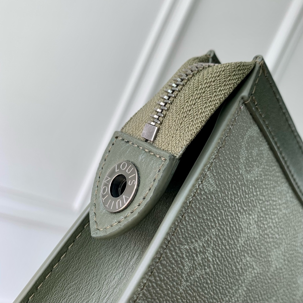 Louis Vuitton Pochette Voyage MM