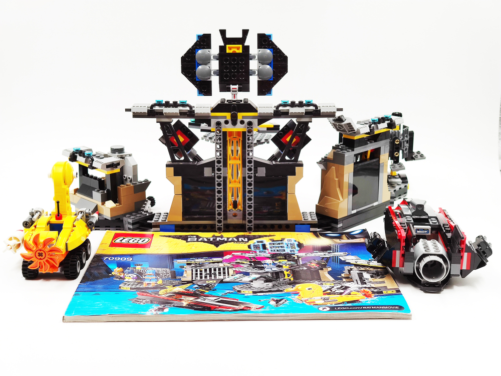 Конструктор LEGO 70909 Взлом в Бэтпещеру (б/у)