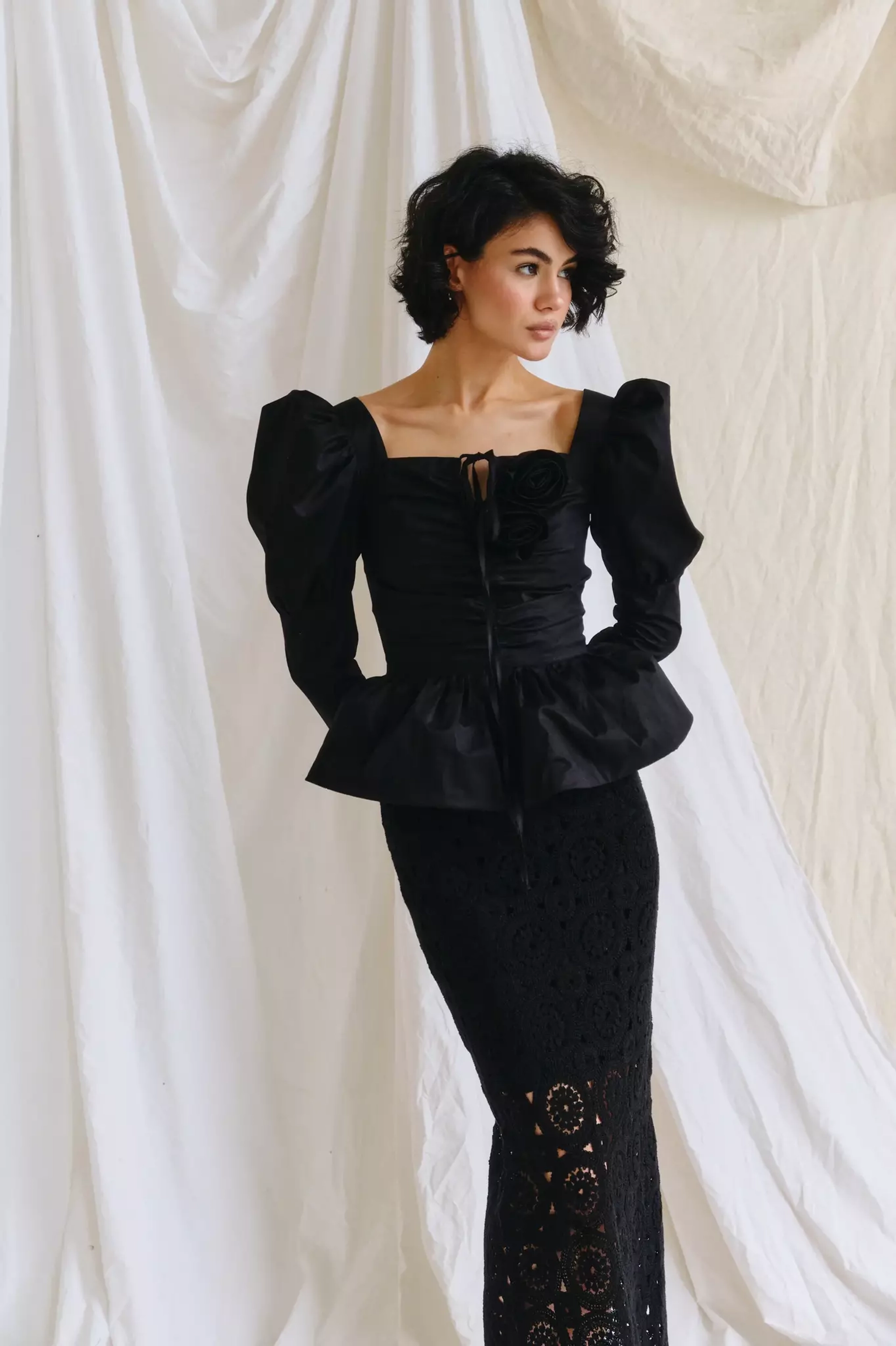 Топ с вырезом "каре" и баской