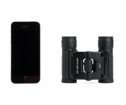 Смартфон рядом с биноклем Celestron G2 8x21