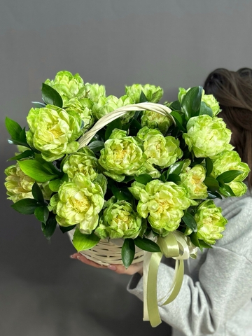 Корзина с пионовидными розами сорта "Вегги"
