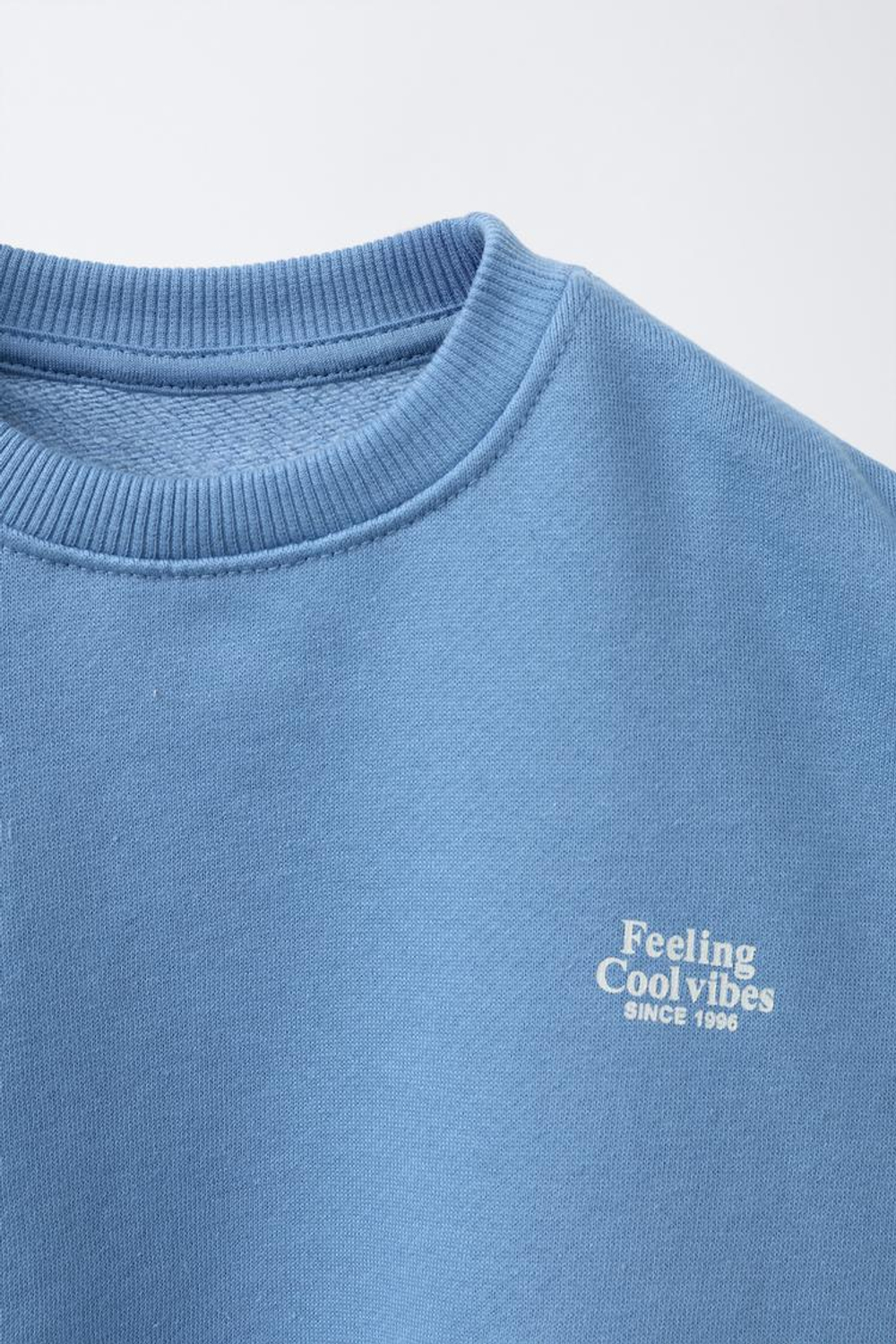 ZARA БАЗОВАЯ ТОЛСТОВКА С НАДПИСЬЮ, ГОЛУБОЙ