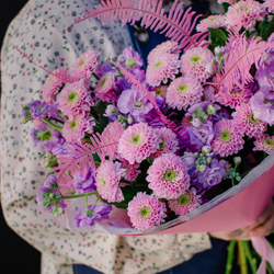 24. Аккуратный букет с хризантемой и маттиолой