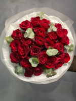 Букет 25 роз с эвкалиптом в оформление.