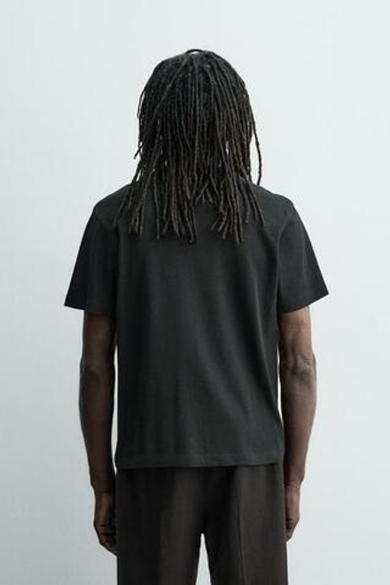 ZARA X AARON LEVINE ФУТБОЛКА С КАРМАНОМ, ЧЕРНЫЙ