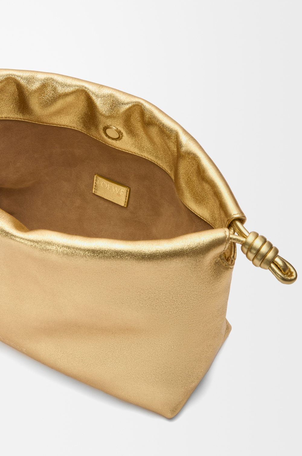 Loewe Средняя сумка-клатч Flamenco из ламинированной овечьей кожи, золотой
