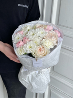 Букет с хризантемой, кустовой пионовидной розой и розами
