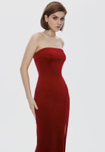 Платье с цветами на груди и разрезом