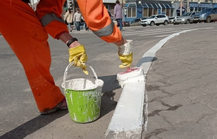 Как и чем покрасить бордюры и поребрики