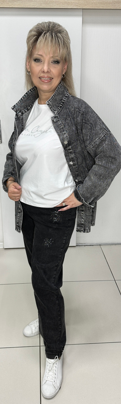 Джинсовый жакет со стразовым принтом в графитовом цвете