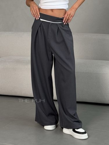 Широкие серые брюки с поясом и защипами