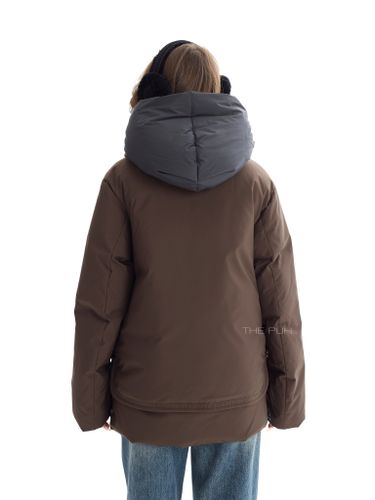 Коричневый пуховик с акцентной молнией