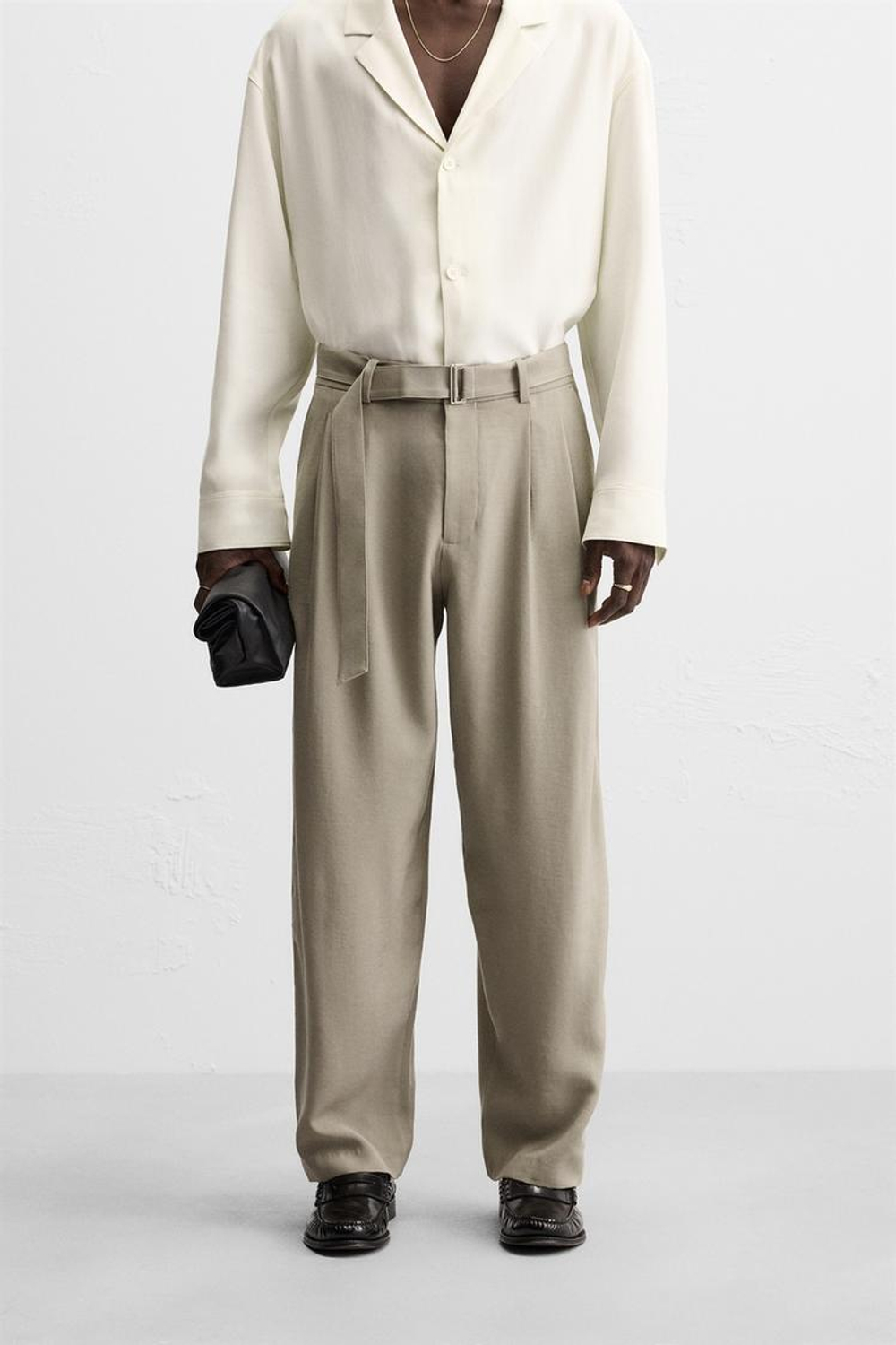 ZARA БРЮКИ С ЗАЩИПАМИ И РЕМНЕМ, СЕРЫЙ