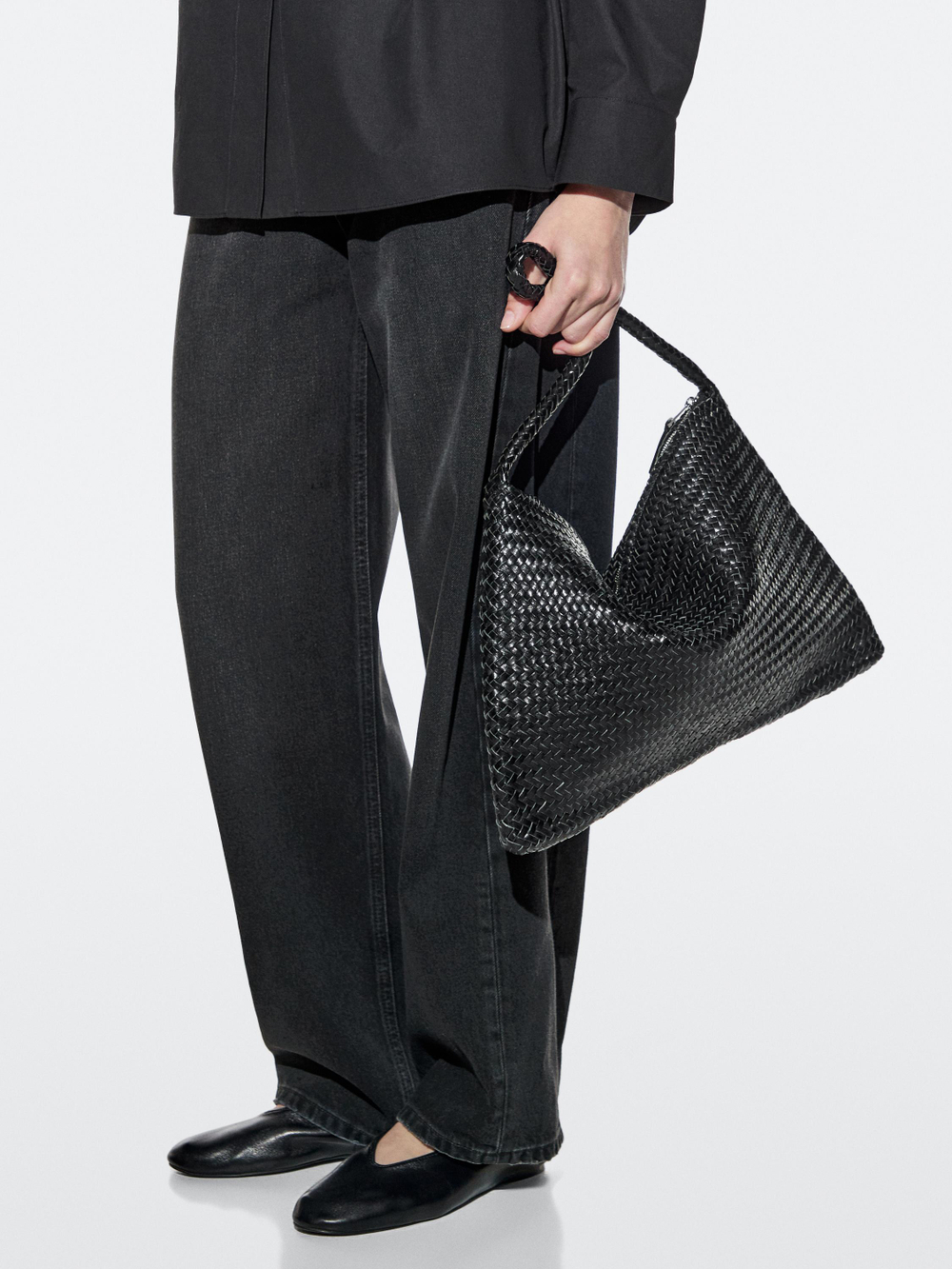 Massimo Dutti Сумка через плечо из плетеной кожи среднего размера, черный