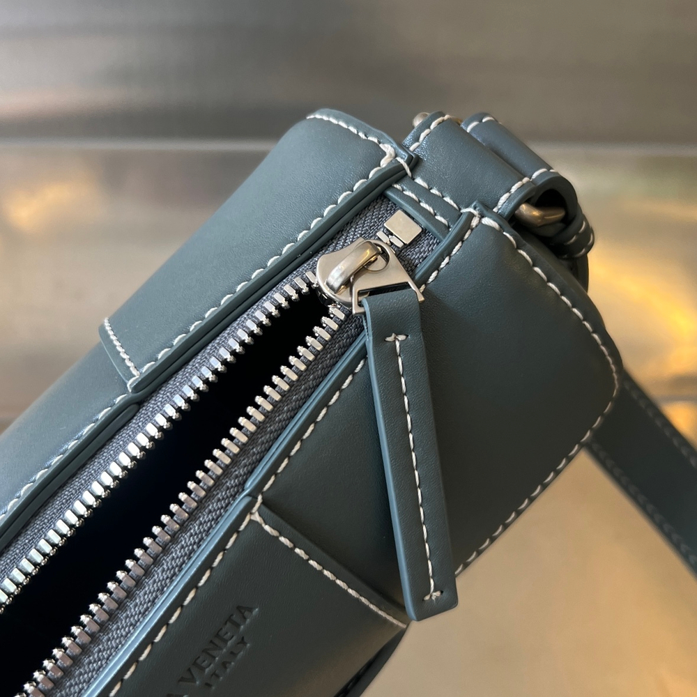 Bottega Veneta Small Canette 21 cm
