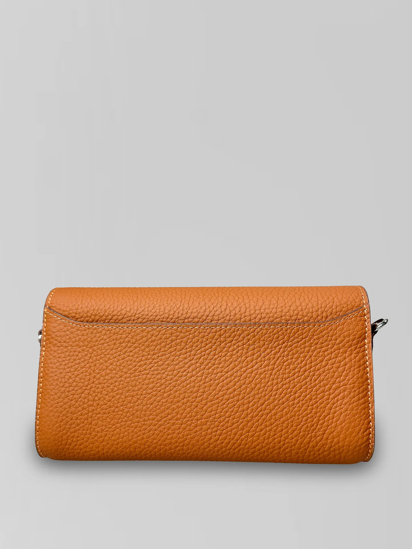 Сумочка 625 прямоугольной формы с металлической застежкой и ремешком в комплекте