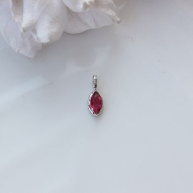 Подвеска Маркиз с малиновым фианитом, 14*5 мм, родий, П400