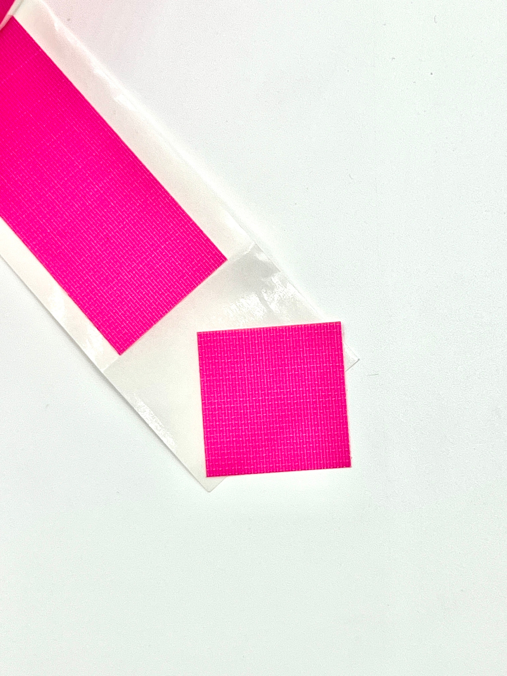 Клейкая лента ФОРМА КВАДРАТ 25-25мм @ultraMATT SIGN Розовый (светится в ультрафиолете) - 100 штук