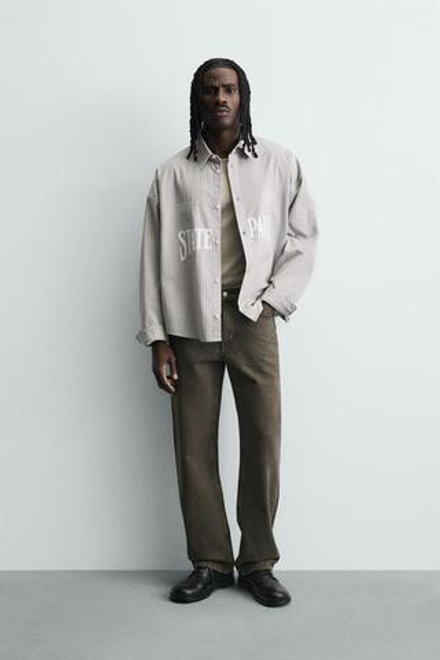 ZARA РУБАШКА В ПОЛОСКУ С КОНТРАСТНОЙ ВЫШИВКОЙ, СЕРЫЙ