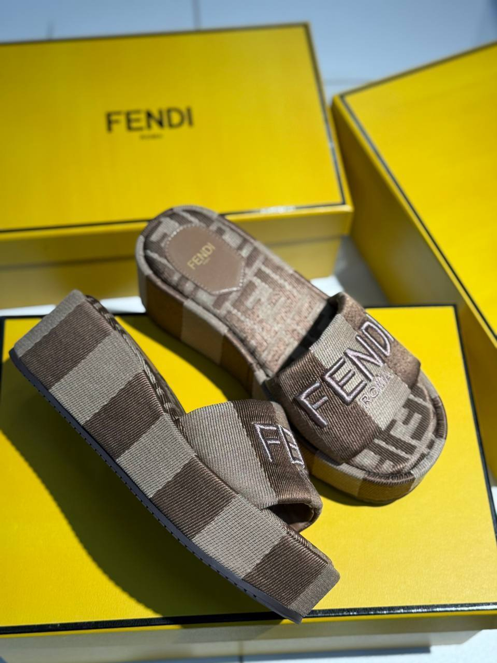 Шлепанцы Fendi
