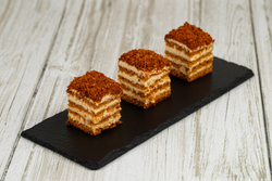 Пирожное Медовик