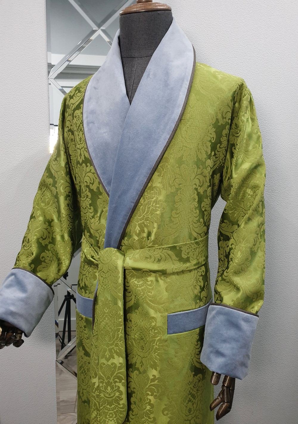 Халат из облегченного жаккарда с бархатной отделкой