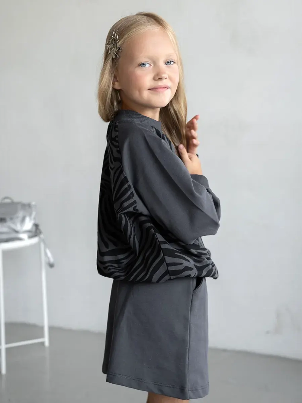 Черный костюм для девочки с юбкой в школу