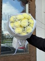 Букет из хризантемы в желтом оттенке и гипсофилы