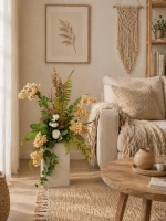 Напольная композиция из искусственных растений и цветов