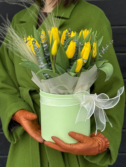 Композиция из тюльпанов в шляпной коробке