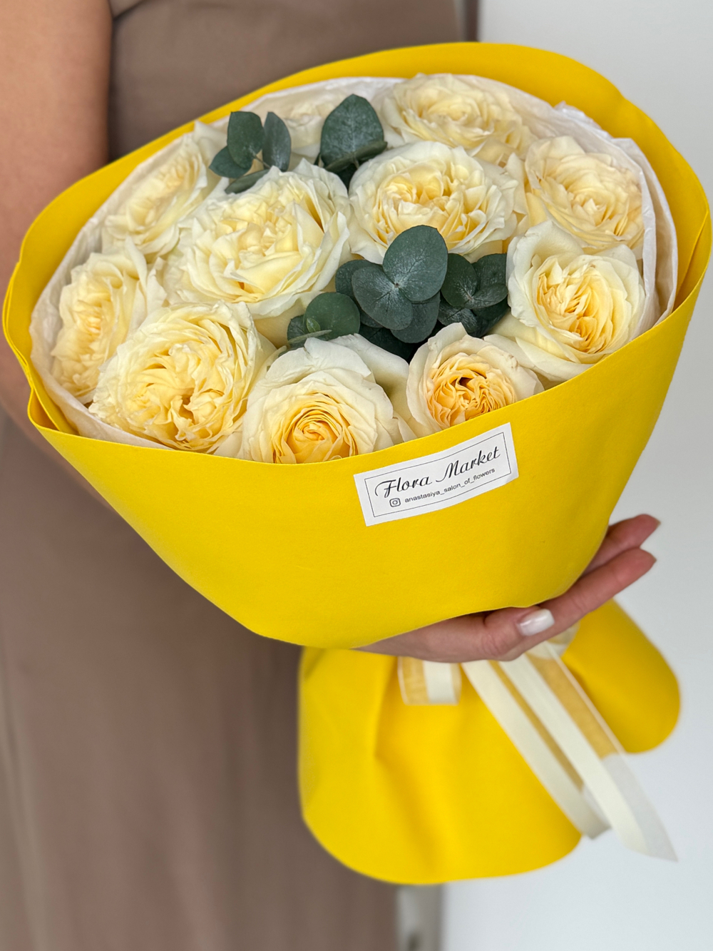 Роскошный букет пионовидных роз сливочного оттенка в сочетании с эвкалиптом от Флора Маркет