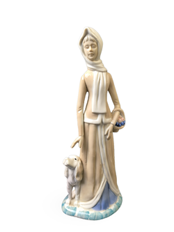 Фарфоровая статуэтка "Девушка с собакой"