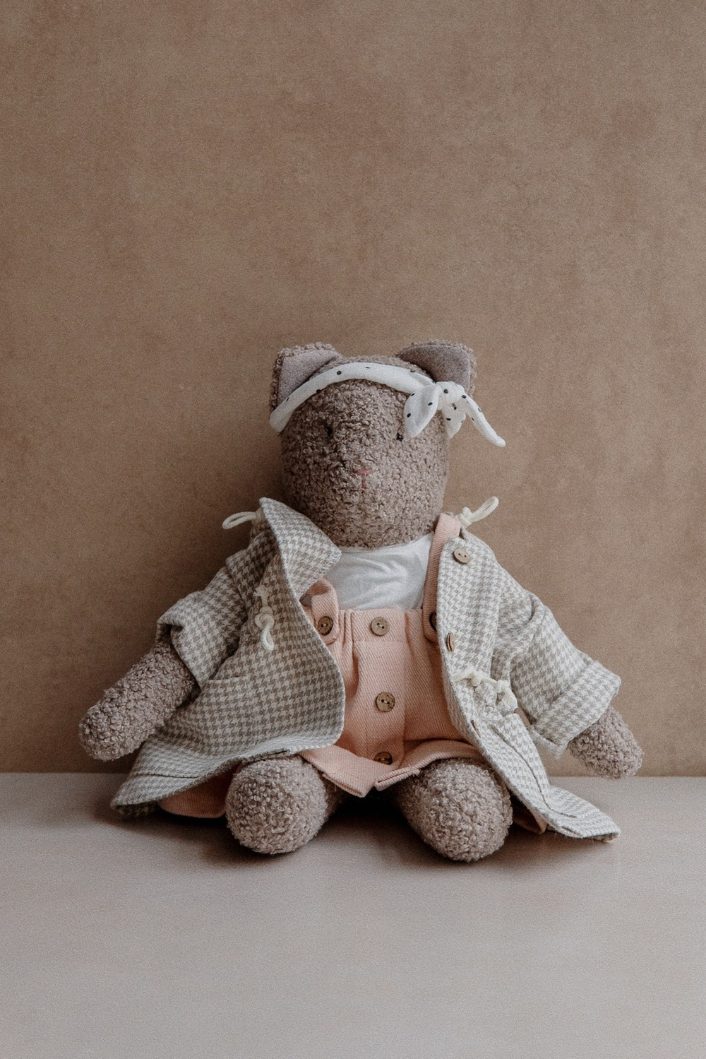 Кошка серая в розовом сарафане