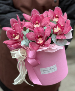 Композиция из цимбидиума и эвкалипта в шляпной коробке