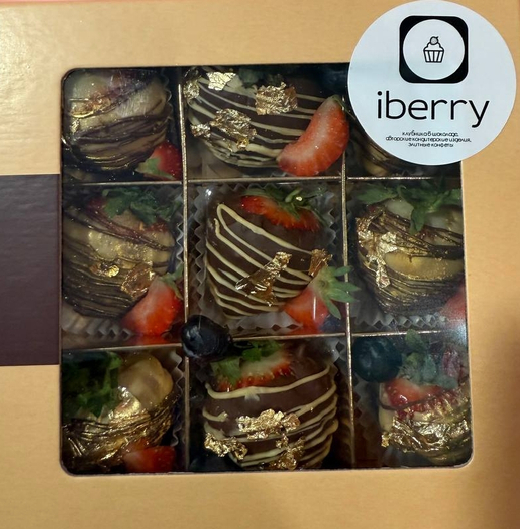 "Сияние роскоши" набор клубники в молочном и белом шоколаде, украшенном пищевым сусальным золотом