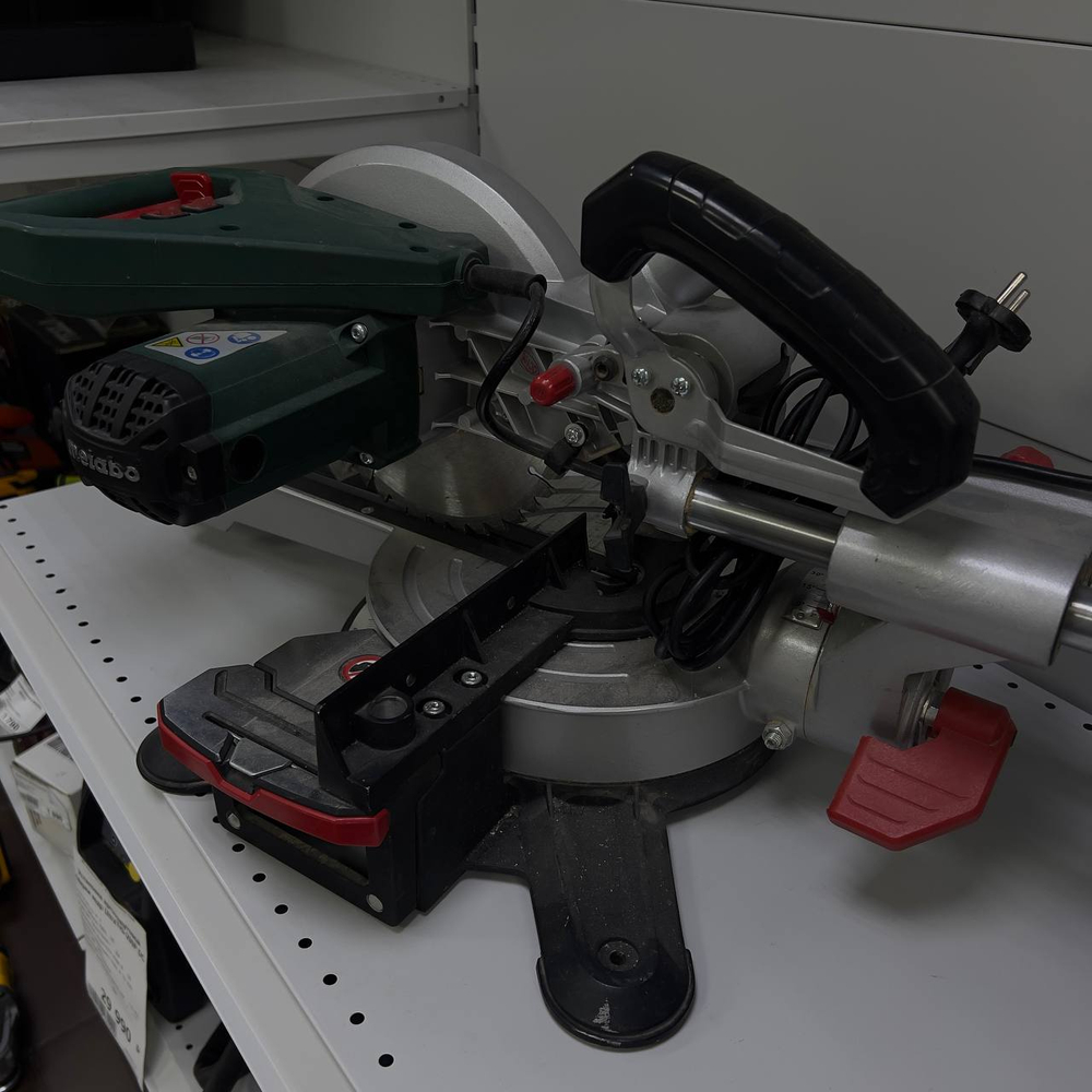 Торцовочная пила с протяжкой Metabo kgs 216m