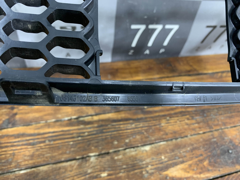 Решетка переднего бампера Grand Cherokee (WK2)  Б/У Оригинал 68143102AB