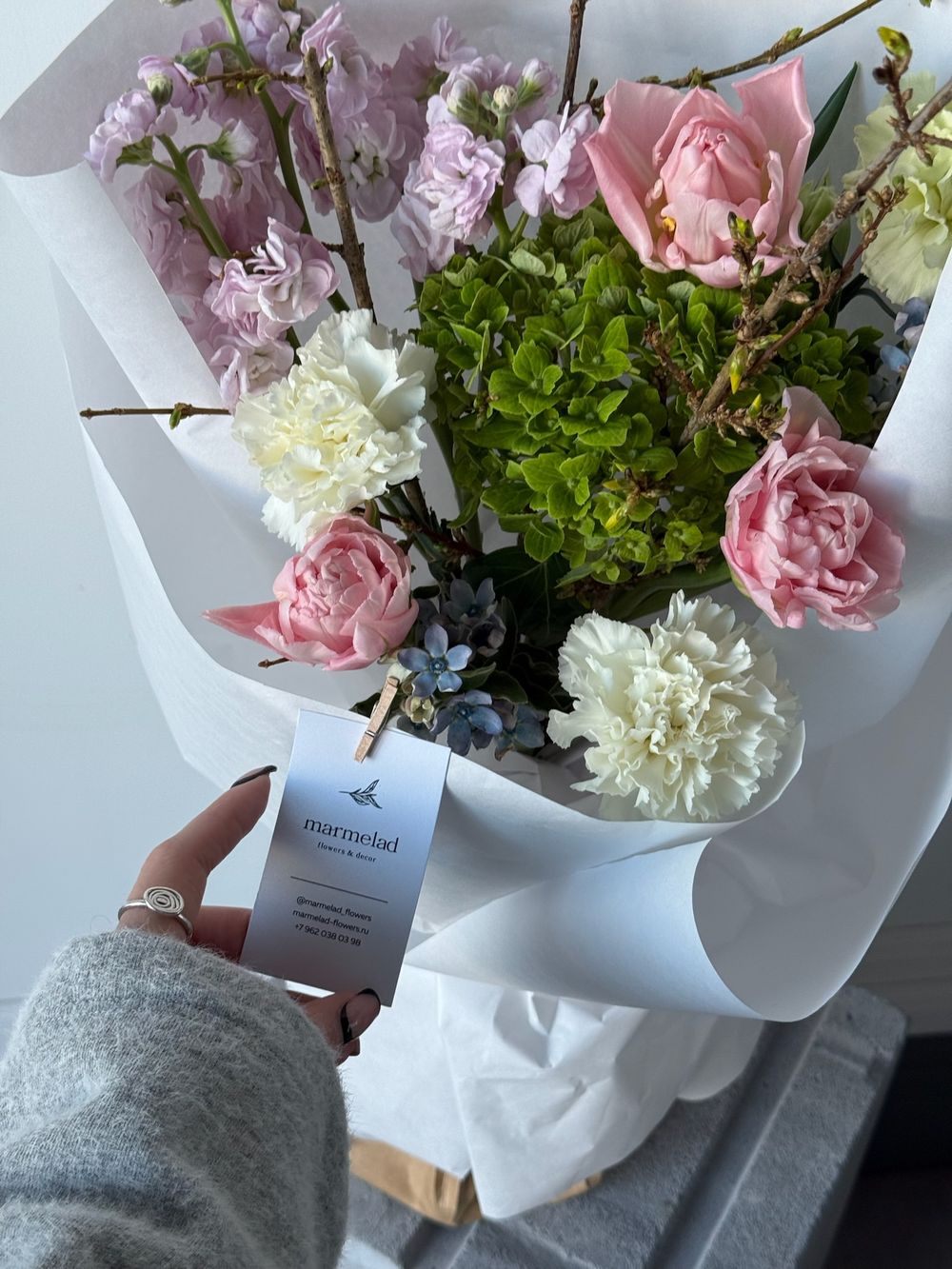 Букет из маттиолы, форзиции, тюльпанов, диантусов и оксипеталума